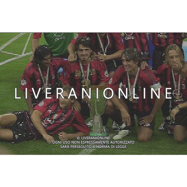 MILANO, 21-08-04 DFP/MARCO DE PONTI SUPERCOPPA ITALIANA / MILAN-LAZIO: ANDRIY SHEVCHENKO CON LA SUPERCOPPA ITALIANA AG ALDO LIVERANI SAS