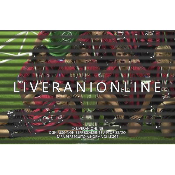 MILANO, 21-08-04 DFP/MARCO DE PONTI SUPERCOPPA ITALIANA / MILAN-LAZIO: ANDRIY SHEVCHENKO CON LA SUPERCOPPA ITALIANA AG ALDO LIVERANI SAS