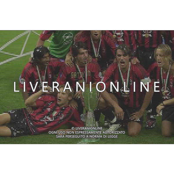 MILANO, 21-08-04 DFP/MARCO DE PONTI SUPERCOPPA ITALIANA / MILAN-LAZIO: ANDRIY SHEVCHENKO CON LA SUPERCOPPA ITALIANA AG ALDO LIVERANI SAS