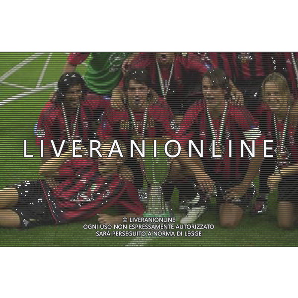 MILANO, 21-08-04 DFP/MARCO DE PONTI SUPERCOPPA ITALIANA / MILAN-LAZIO: ANDRIY SHEVCHENKO CON LA SUPERCOPPA ITALIANA AG ALDO LIVERANI SAS