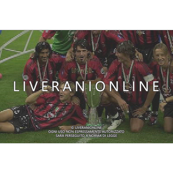 MILANO, 21-08-04 DFP/MARCO DE PONTI SUPERCOPPA ITALIANA / MILAN-LAZIO: ANDRIY SHEVCHENKO CON LA SUPERCOPPA ITALIANA AG ALDO LIVERANI SAS