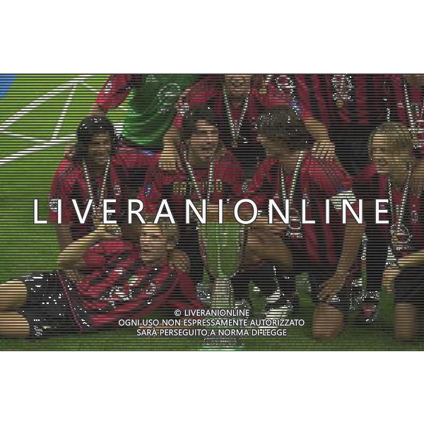 MILANO, 21-08-04 DFP/MARCO DE PONTI SUPERCOPPA ITALIANA / MILAN-LAZIO: ANDRIY SHEVCHENKO CON LA SUPERCOPPA ITALIANA AG ALDO LIVERANI SAS
