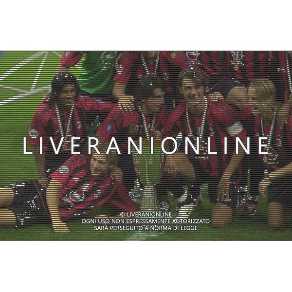 MILANO, 21-08-04 DFP/MARCO DE PONTI SUPERCOPPA ITALIANA / MILAN-LAZIO: ANDRIY SHEVCHENKO CON LA SUPERCOPPA ITALIANA AG ALDO LIVERANI SAS