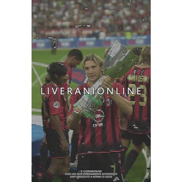 MILANO, 21-08-04 DFP/MARCO DE PONTI SUPERCOPPA ITALIANA / MILAN-LAZIO: ANDRIY SHEVCHENKO CON LA SUPERCOPPA ITALIANA AG ALDO LIVERANI SAS