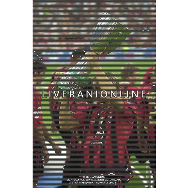 MILANO, 21-08-04 DFP/MARCO DE PONTI SUPERCOPPA ITALIANA / MILAN-LAZIO: ANDRIY SHEVCHENKO CON LA SUPERCOPPA ITALIANA AG ALDO LIVERANI SAS