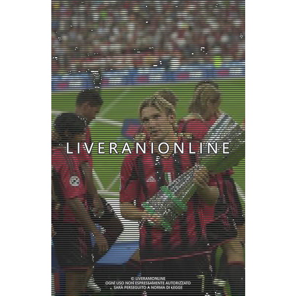 MILANO, 21-08-04 DFP/MARCO DE PONTI SUPERCOPPA ITALIANA / MILAN-LAZIO: ANDRIY SHEVCHENKO CON LA SUPERCOPPA ITALIANA AG ALDO LIVERANI SAS