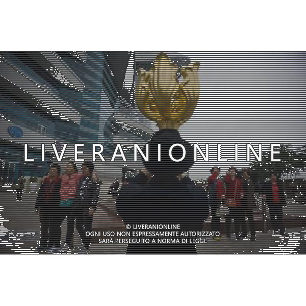 (120314) -- HONG KONG, March 14, 2012 () -- Tourists pose for photos at the Golden Bauhinia Square in Hong Kong, south China, March 14, 2012. Hong Kong\'s visitor arrivals in package tours in February soared by 37.7 percent year on year to 9,204, and the total visitor arrivals in package tours in January and February add up to 17,761, according to figures released by the Travel Industry of Hong Kong Wednesday. (/Liu Sui Wai)