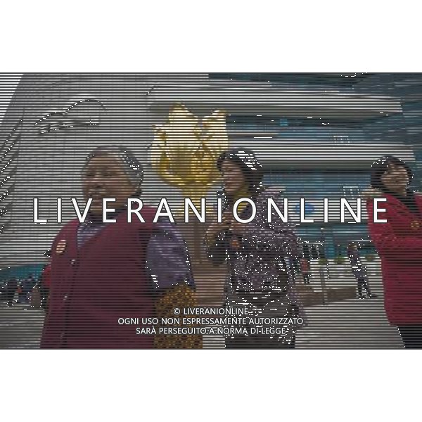 (120314) -- HONG KONG, March 14, 2012 () -- Tourists pose for photos at the Golden Bauhinia Square in Hong Kong, south China, March 14, 2012. Hong Kong\'s visitor arrivals in package tours in February soared by 37.7 percent year on year to 9,204, and the total visitor arrivals in package tours in January and February add up to 17,761, according to figures released by the Travel Industry of Hong Kong Wednesday. (/Liu Sui Wai)