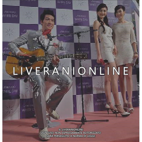 (120314) -- HONG KONG, March 14, 2012 () -- Singer Hinson Chou(L) and model Xu Jingwen(C) perform on the press conference in Hong Kong, south China, March 14, 2012. Janpanese cosmetic company Shiseido held a new product launch on Wednesday. (/Chen Xiaowei) (zkr)