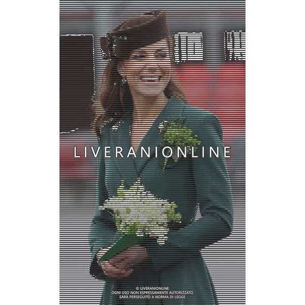 ALDERSHOT, ENGLAND - MARCH 17: Catherine, Duchess of Cambridge takes part in a St Patrick\'s Day parade as she visits Aldershot Barracks on St Patrick\'s Day on March 17, 2012 in Aldershot, England. The Duchess presented shamrocks to the Irish Guards at a St Patrick\'s Day parade during her visit. (Photo by Chris Jackson - WPA Pool/Getty Images) ©photoshot/Agenzia Aldo Liverani Sas - ITALY ONLY - REALI INGLESI: Kate Middleton duchessa di Cambridge con il battaglione delle Guardie irlandesi durante la Parata del giorno di San Patrizio, Caserma Mons, Aldershot 17 Marzo 2012.