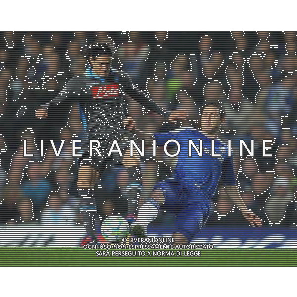 Napoli\'s Edinson Cavani battles with Chelsea\'s Frank Lampard Football - UEFA Champions League Group E - Chelsea v Napoli - Wed 14 March 2012 - Stamford Bridge - London © CameraSport - 43 Linden Ave. Countesthorpe. Leicester. England. LE8 5PG - Tel: +44 (0) 116 277 4147 - admin@camerasport.com - www.camerasport.com AG ALDO LIVERANI S A S ONLY ITALY