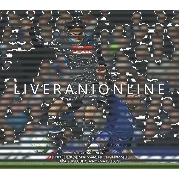 Napoli\'s Edinson Cavani battles with Chelsea\'s Frank Lampard Football - UEFA Champions League Group E - Chelsea v Napoli - Wed 14 March 2012 - Stamford Bridge - London © CameraSport - 43 Linden Ave. Countesthorpe. Leicester. England. LE8 5PG - Tel: +44 (0) 116 277 4147 - admin@camerasport.com - www.camerasport.com AG ALDO LIVERANI S A S ONLY ITALY