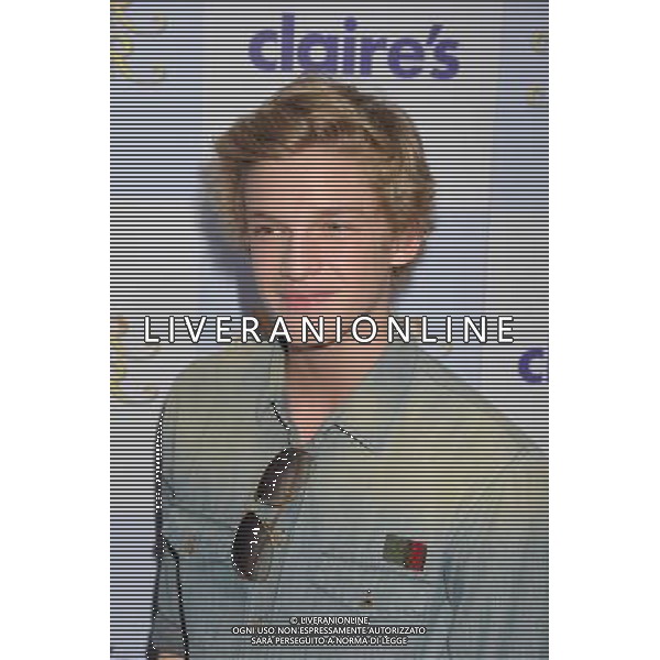 HOLLYWOOD, CA - MARCH 17: Cody Simpson arrives at the \'Mirror Mirror\' Los Angeles Premiere at Grauman\'s Chinese Theatre on March 17, 2012 in Hollywood, California. /photoshot/ag aldo liverani/italy only