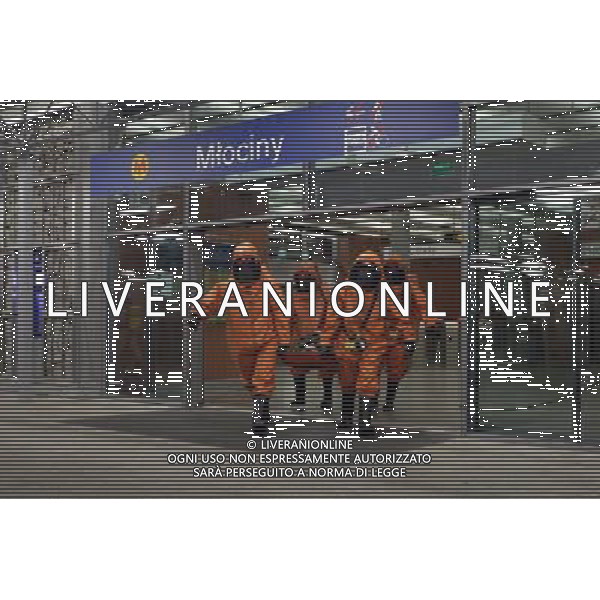 Warsaw, 29 October 2009. Polish Emergency Services exercises before Euro 2012 in Poland and Ukraine. Patrol 09 excercises imitate chemical contamination in Warsaw\'s Underground, Bus and tram Station, Warsaw, Poland. (ukit) Grzegorz Jakubowski ©photoshot/AGENZIA ALDO LIVERANI SAS - ITALY ONLY - Esercitazioni di Polizia di evacuazione dello stadio, soccorsi di paramedici e servizi di emergenza in previsione degli Europei di Calcio Euro 2012 in Polonia e Ucraina