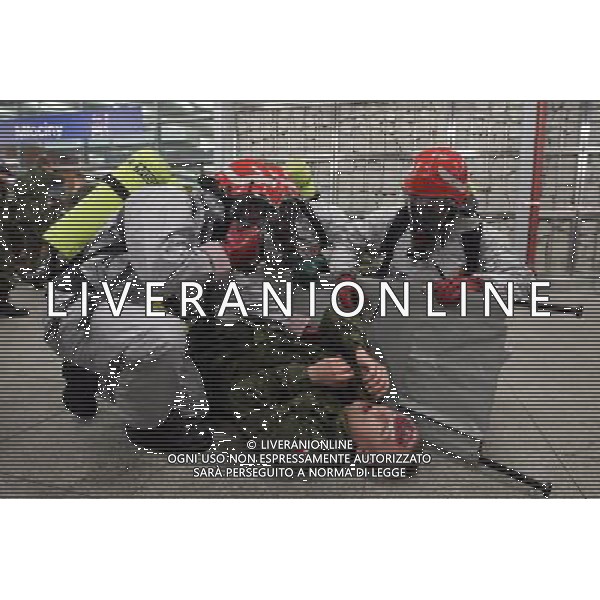 Warsaw, 29 October 2009. Polish Emergency Services exercises before Euro 2012 in Poland and Ukraine. Patrol 09 excercises imitate chemical contamination in Warsaw\'s Underground, Bus and tram Station, Warsaw, Poland. (ukit) Grzegorz Jakubowski ©photoshot/AGENZIA ALDO LIVERANI SAS - ITALY ONLY - Esercitazioni di Polizia di evacuazione dello stadio, soccorsi di paramedici e servizi di emergenza in previsione degli Europei di Calcio Euro 2012 in Polonia e Ucraina
