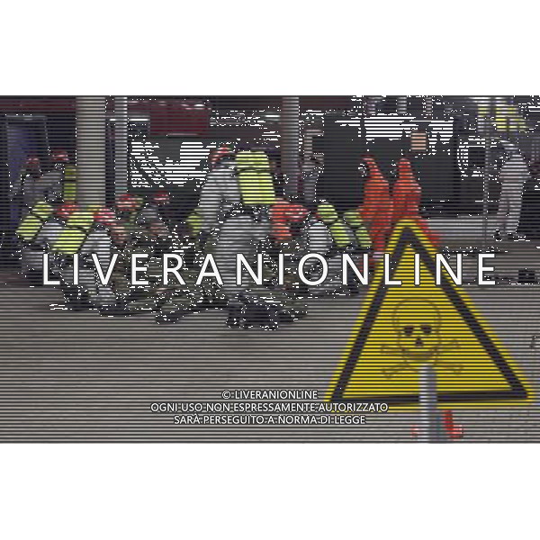 Warsaw, 29 October 2009. Polish Emergency Services exercises before Euro 2012 in Poland and Ukraine. Patrol 09 excercises imitate chemical contamination in Warsaw\'s Underground, Bus and tram Station, Warsaw, Poland. (ukit) Grzegorz Jakubowski ©photoshot/AGENZIA ALDO LIVERANI SAS - ITALY ONLY - Esercitazioni di Polizia di evacuazione dello stadio, soccorsi di paramedici e servizi di emergenza in previsione degli Europei di Calcio Euro 2012 in Polonia e Ucraina