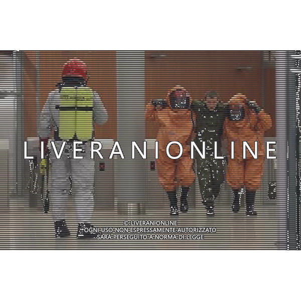 Warsaw, 29 October 2009. Polish Emergency Services exercises before Euro 2012 in Poland and Ukraine. Patrol 09 excercises imitate chemical contamination in Warsaw\'s Underground, Bus and tram Station, Warsaw, Poland. (ukit) Grzegorz Jakubowski ©photoshot/AGENZIA ALDO LIVERANI SAS - ITALY ONLY - Esercitazioni di Polizia di evacuazione dello stadio, soccorsi di paramedici e servizi di emergenza in previsione degli Europei di Calcio Euro 2012 in Polonia e Ucraina