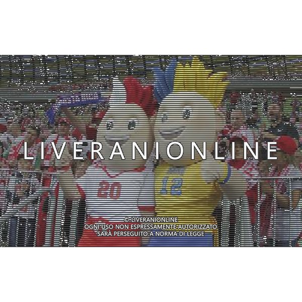 Gdansk, 06 September 2010. Twins Slavek and Slavko - official mascots of Euro 2012 in Poland and Ukraine during friendly match between Poland and Germany in PGE Arena, Gdansk, Poland. (ukit) Bart³omiej Zborowski ©photoshot/AGENZIA ALDO LIVERANI SAS - ITALY ONLY - Esercitazioni di Polizia di evacuazione dello stadio, soccorsi di paramedici e servizi di emergenza in previsione degli Europei di Calcio Euro 2012 in Polonia e Ucraina