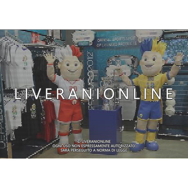 Warsaw, 09 June 2011. Twins Slavek and Slavko - official mascots of Euro 2012 in Poland and Ukraine during presentation of Henri Delaunay\'s Cup, Warsaw, Poland. (ukit) Radek Pietruszka ©photoshot/AGENZIA ALDO LIVERANI SAS - ITALY ONLY - Esercitazioni di Polizia di evacuazione dello stadio, soccorsi di paramedici e servizi di emergenza in previsione degli Europei di Calcio Euro 2012 in Polonia e Ucraina