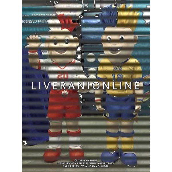 Warsaw, 09 June 2011. Twins Slavek and Slavko - official mascots of Euro 2012 in Poland and Ukraine during presentation of Henri Delaunay\'s Cup, Warsaw, Poland. (ukit) Radek Pietruszka ©photoshot/AGENZIA ALDO LIVERANI SAS - ITALY ONLY - Esercitazioni di Polizia di evacuazione dello stadio, soccorsi di paramedici e servizi di emergenza in previsione degli Europei di Calcio Euro 2012 in Polonia e Ucraina