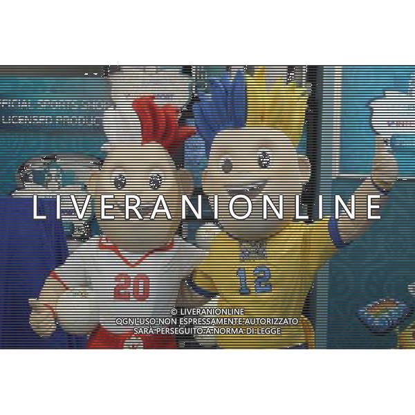 Warsaw, 09 June 2011. Twins Slavek and Slavko - official mascots of Euro 2012 in Poland and Ukraine during presentation of Henri Delaunay\'s Cup, Warsaw, Poland. (ukit) Radek Pietruszka ©photoshot/AGENZIA ALDO LIVERANI SAS - ITALY ONLY - Esercitazioni di Polizia di evacuazione dello stadio, soccorsi di paramedici e servizi di emergenza in previsione degli Europei di Calcio Euro 2012 in Polonia e Ucraina