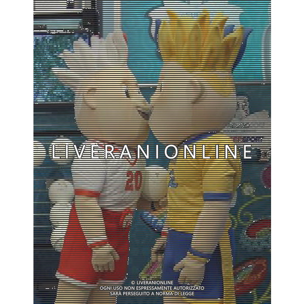 Warsaw, 09 June 2011. Twins Slavek and Slavko - official mascots of Euro 2012 in Poland and Ukraine during presentation of Henri Delaunay\'s Cup, Warsaw, Poland. (ukit) Radek Pietruszka ©photoshot/AGENZIA ALDO LIVERANI SAS - ITALY ONLY - Esercitazioni di Polizia di evacuazione dello stadio, soccorsi di paramedici e servizi di emergenza in previsione degli Europei di Calcio Euro 2012 in Polonia e Ucraina