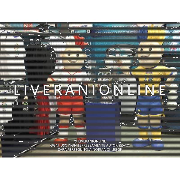 Warsaw, 09 June 2011. Twins Slavek and Slavko - official mascots of Euro 2012 in Poland and Ukraine during presentation of Henri Delaunay\'s Cup, Warsaw, Poland. (ukit) Radek Pietruszka ©photoshot/AGENZIA ALDO LIVERANI SAS - ITALY ONLY - Esercitazioni di Polizia di evacuazione dello stadio, soccorsi di paramedici e servizi di emergenza in previsione degli Europei di Calcio Euro 2012 in Polonia e Ucraina