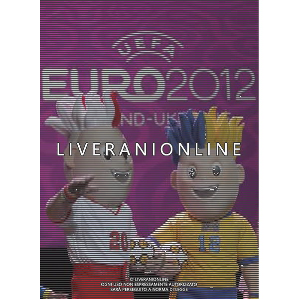 Warsaw, 16 November 2010. Twins Slavek and Slavko are official mascots of Euro 2012 in Poland and Ukraine , Warsaw, Poland. (ukit) Bart³omiej Zborowski ©photoshot/AGENZIA ALDO LIVERANI SAS - ITALY ONLY - Esercitazioni di Polizia di evacuazione dello stadio, soccorsi di paramedici e servizi di emergenza in previsione degli Europei di Calcio Euro 2012 in Polonia e Ucraina
