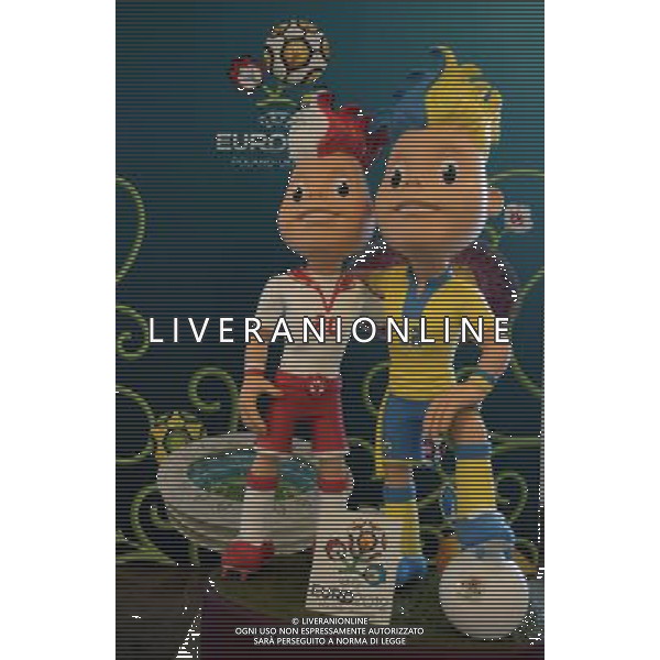 Warsaw, 16 November 2010. Twins Slavek and Slavko are official mascots of Euro 2012 in Poland and Ukraine , Warsaw, Poland. (ukit) Bart³omiej Zborowski ©photoshot/AGENZIA ALDO LIVERANI SAS - ITALY ONLY - Esercitazioni di Polizia di evacuazione dello stadio, soccorsi di paramedici e servizi di emergenza in previsione degli Europei di Calcio Euro 2012 in Polonia e Ucraina