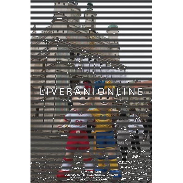 Poznan, 18 November 2010. Twins Slavek and Slavko are official mascots of Euro 2012 in Poland and Ukraine , Poznan, Poland. (ukit) £ukasz Ogrodowczyk ©photoshot/AGENZIA ALDO LIVERANI SAS - ITALY ONLY - Esercitazioni di Polizia di evacuazione dello stadio, soccorsi di paramedici e servizi di emergenza in previsione degli Europei di Calcio Euro 2012 in Polonia e Ucraina