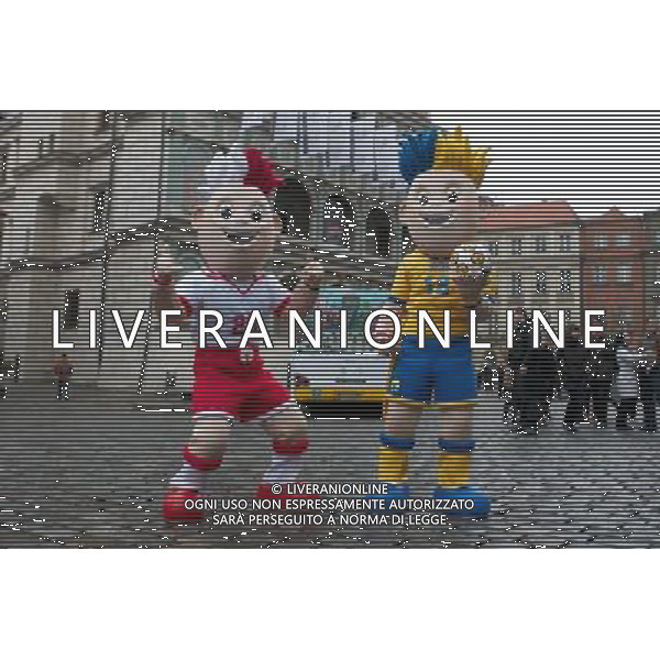 Poznan, 18 November 2010. Twins Slavek and Slavko are official mascots of Euro 2012 in Poland and Ukraine , Poznan, Poland. (ukit) £ukasz Ogrodowczyk ©photoshot/AGENZIA ALDO LIVERANI SAS - ITALY ONLY - Esercitazioni di Polizia di evacuazione dello stadio, soccorsi di paramedici e servizi di emergenza in previsione degli Europei di Calcio Euro 2012 in Polonia e Ucraina