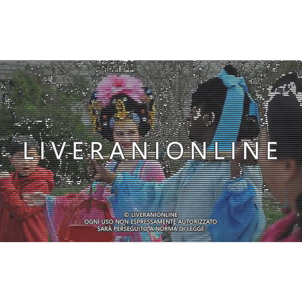 (120326) -- HEFEI, March 26, 2012 () -- Two foreign students learn Huangmei Opera in Keqi Community of Hefei, capital of east China\'s Anhui Province, March 26, 2012. The community invited professional Huangmei Opera performers to give a lesson on Monday, to greet the World Theatre Day that falls on March 27. (/Liu Junxi)(mcg) ©photoshot/AGENZIA ALDO LIVERANI SAS - ITALY ONLY - Artisti professionisti dell\'Opera Huangmei durante una lezione nella Giornata mondiale del Teatro a HEFEI, capitale della Cina orientale della provincia di Anhui, 26 Marzo 2012