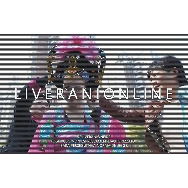 (120326) -- HEFEI, March 26, 2012 () -- An Ukrainian student (C) wears headgear of Huangmei Opera in Keqi Community of Hefei, capital of east China\'s Anhui Province, March 26, 2012. The community invited professional Huangmei Opera performers to give a lesson on Monday, to greet the World Theatre Day that falls on March 27. (/Liu Junxi)(mcg) ©photoshot/AGENZIA ALDO LIVERANI SAS - ITALY ONLY - Artisti professionisti dell\'Opera Huangmei durante una lezione nella Giornata mondiale del Teatro a HEFEI, capitale della Cina orientale della provincia di Anhui, 26 Marzo 2012