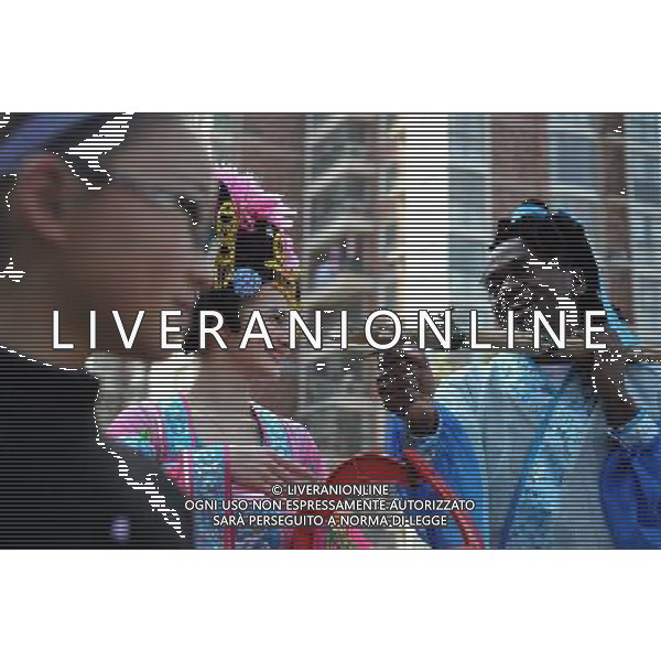 (120326) -- HEFEI, March 26, 2012 () -- Two foreign students learn Huangmei Opera in Keqi Community of Hefei, capital of east China\'s Anhui Province, March 26, 2012. The community invited professional Huangmei Opera performers to give a lesson on Monday, to greet the World Theatre Day that falls on March 27. (/Liu Junxi)(mcg) ©photoshot/AGENZIA ALDO LIVERANI SAS - ITALY ONLY - Artisti professionisti dell\'Opera Huangmei durante una lezione nella Giornata mondiale del Teatro a HEFEI, capitale della Cina orientale della provincia di Anhui, 26 Marzo 2012