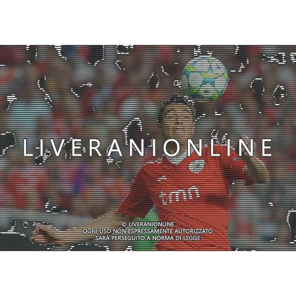 20120327: LISBON, PORTUGAL - Champions League 2011/2012 - Quarter-finals, First leg: SL Benfica vs Chelsea. In picture: Benfica\'s Oscar Cardozo, from Paraguay heads the ball. PHOTO: Alvaro Isidoro/CITYFILES pilka nozna liga mistrzow sezon 2011/2012 CWIERCFINAL BENFICA LIZBONA vs CHELSEA LONDYN FOT. CITYFILES/NEWSPIX.PL PORTUGAL,BRAZIL,SPAIN,GERMANY,FRANCE,UK OUT !!! --- Newspix.pl /AG ALDO LIVERANI CHAMPIONS LEAGUE BENFICA CHELSEA - ITALY ONLY - *** Local Caption *** .
