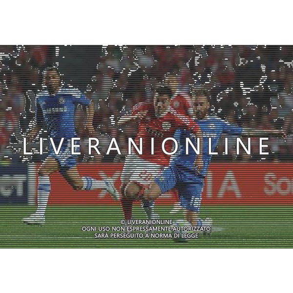20120327: LISBON, PORTUGAL - Champions League 2011/2012 - Quarter-finals, First leg: SL Benfica vs Chelsea. In picture: Benfica\'s Nicolas Gaitan, from Argentine, center, fights for the ball with Chelsea\'s Raul Meireles, from Portugal. PHOTO: Alvaro Isidoro/CITYFILES pilka nozna liga mistrzow sezon 2011/2012 CWIERCFINAL BENFICA LIZBONA vs CHELSEA LONDYN FOT. CITYFILES/NEWSPIX.PL PORTUGAL,BRAZIL,SPAIN,GERMANY,FRANCE,UK OUT !!! --- Newspix.pl /AG ALDO LIVERANI CHAMPIONS LEAGUE BENFICA CHELSEA - ITALY ONLY - *** Local Caption *** .