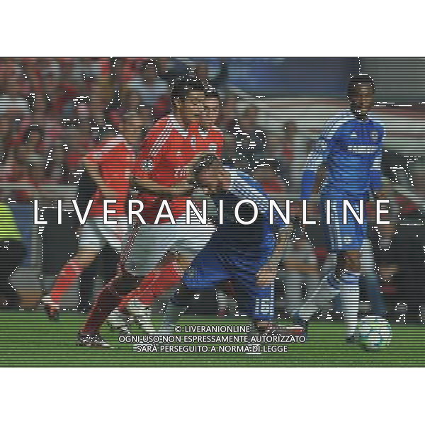 20120327: LISBON, PORTUGAL - Champions League 2011/2012 - Quarter-finals, First leg: SL Benfica vs Chelsea. In picture: Benfica\'s Oscar Cardozo, from Paraguay, left, fights for the ball with Chelsea\'s Raul Meireles, from Portugal. PHOTO: Alvaro Isidoro/CITYFILES pilka nozna liga mistrzow sezon 2011/2012 CWIERCFINAL BENFICA LIZBONA vs CHELSEA LONDYN FOT. CITYFILES/NEWSPIX.PL PORTUGAL,BRAZIL,SPAIN,GERMANY,FRANCE,UK OUT !!! --- Newspix.pl /AG ALDO LIVERANI CHAMPIONS LEAGUE BENFICA CHELSEA - ITALY ONLY - *** Local Caption *** .
