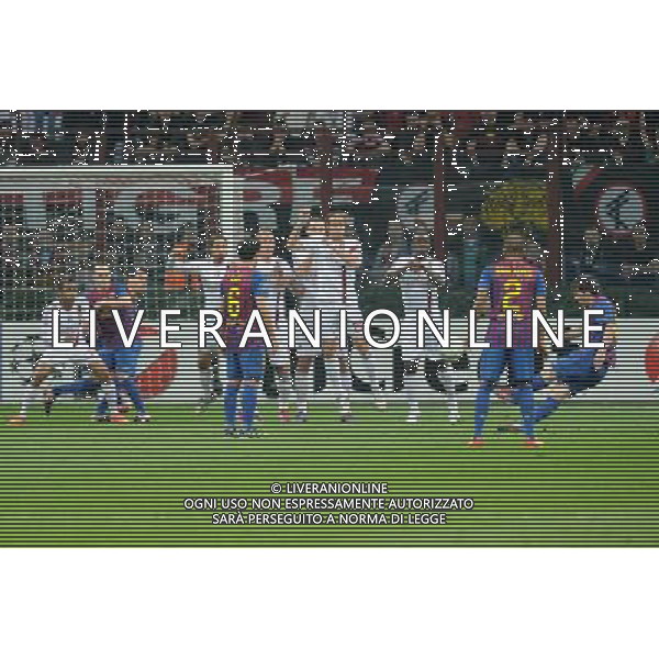 UEFA Champions League - Quarti di finale gara di andata Milano 28-03-2012 Milan - Barcellona nella foto: Lionel Messi scivola mentre batte una punizione da buona posizione foto Roberto Garavaglia - ag. Aldo Liverani sas
