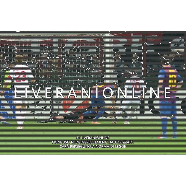UEFA Champions League - Quarti di finale gara di andata Milano 28-03-2012 Milan - Barcellona nella foto: il contato in area tra alexis Sanchez e christian Abbiati foto Roberto Garavaglia - ag. Aldo Liverani sas
