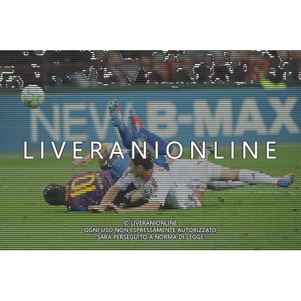 UEFA Champions League - Quarti di finale gara di andata Milano 28-03-2012 Milan - Barcellona nella foto: Messi schiacciato tra Bonera e Mesbah finisce a terra l\'arbitro lascia correre foto Roberto Garavaglia - ag. Aldo Liverani sas