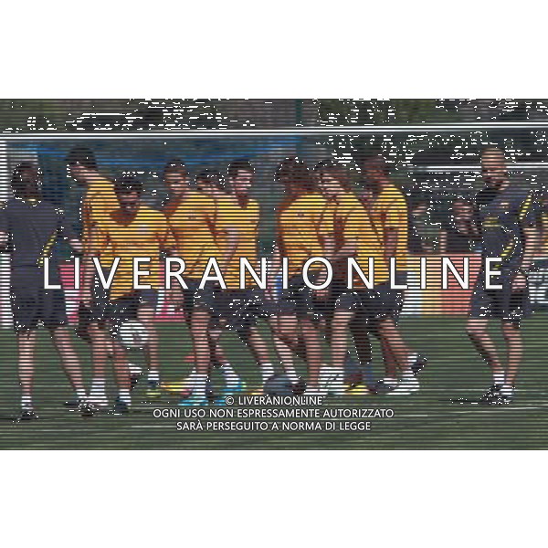 MILANO 29/3/2012 CENTRO PORTIVO GIACINTO FACCHETTI ALLENAMENTO DEL BARCELONA DOPO LA SFIDA DI CHAMPIONS CONTRO IL MILAN NELLA FOTO JOSEPH GUARDIOLA CON IL GRUPPO PH.FIOCHI/ALDO LIVERANI SAS