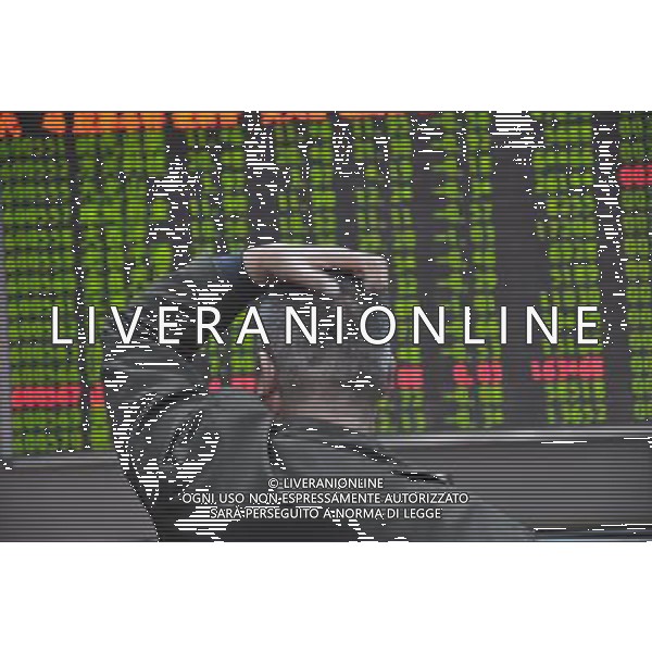 (120328) -- QINGDAO, March 28, 2012 () -- An investor looks at the screen at a stock trading hall in Qingdao, east China\'s Shandong Province, March 28, 2012. The benchmark Shanghai Composite Index slumped 2.65 percent, or 62.30 points, to end at 2,284.88 points. The Shenzhen Component Index retreated 3.15 percent, or 310.23 points, to end at 9,531.15. (/Huang Jiexian)(mcg) ©photoshot/AGENZIA ALDO LIVERANI SAS - ITALY ONLY - Cina: Tabellone elettronico che mostra l\'indice della borsa