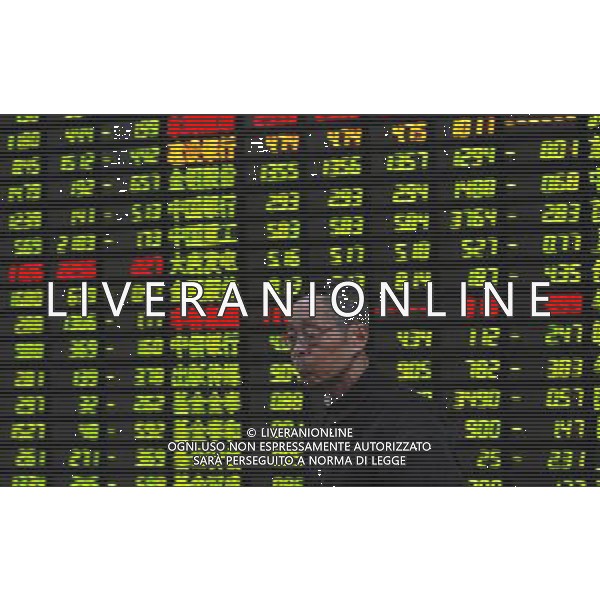 (120328) -- JIUJIANG, March 28, 2012 () -- An investor is seen at a stock trading hall in Jiujiang, east China\'s Jiangxi Province, March 28, 2012. The benchmark Shanghai Composite Index slumped 2.65 percent, or 62.30 points, to end at 2,284.88 points. The Shenzhen Component Index retreated 3.15 percent, or 310.23 points, to end at 9,531.15. (/Hu Guolin)(mcg) ©photoshot/AGENZIA ALDO LIVERANI SAS - ITALY ONLY - Cina: Tabellone elettronico che mostra l\'indice della borsa