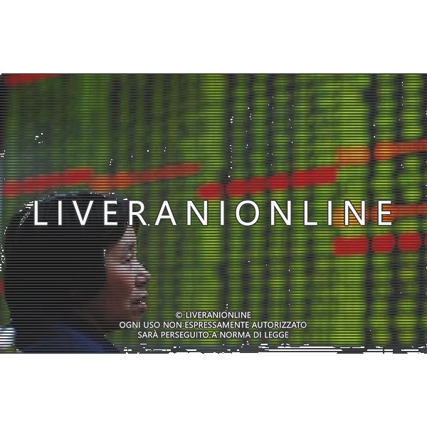 (120328) -- JIUJIANG, March 28, 2012 () -- An investor looks at the screen at a stock trading hall in Jiujiang, east China\'s Jiangxi Province, March 28, 2012. The benchmark Shanghai Composite Index slumped 2.65 percent, or 62.30 points, to end at 2,284.88 points. The Shenzhen Component Index retreated 3.15 percent, or 310.23 points, to end at 9,531.15. (/Hu Guolin)(mcg) ©photoshot/AGENZIA ALDO LIVERANI SAS - ITALY ONLY - Cina: Tabellone elettronico che mostra l\'indice della borsa