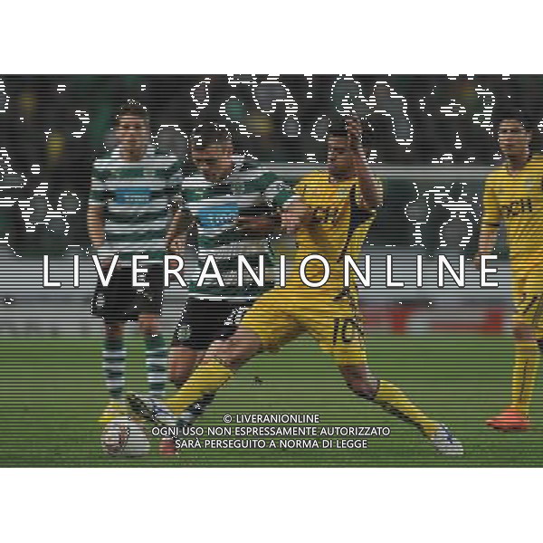 20120329: LISBON, PORTUGAL - Football - UEFA Europe League 2011/2012 - Quarter-finals, First leg: Sporting CP vs Metalist In picture: Sporting\'s Marat Izmailov, from Russia, left, fights for the ball with Metalist\'s Cleiton Xavier, from Brazil. PHOTO: Alvaro Isidoro/CITYFILES pilka nozna liga EUROPY EUROPEJSKA sezon 2011/2012 SPORTING LIZBONA vs METALIST CHARKOW CHARKOV FOT. CITYFILES/NEWSPIX.PL PORTUGAL,BRAZIL,SPAIN,GERMANY,FRANCE,UK OUT !!! --- Newspix.pl /ag. Aldo Liverani - ITALY ONLY *** Local Caption *** www.newspix.pl mail us: info@newspix.pl call us: 0048 022 23 22 222 --- Polish Picture Agency by Ringier Axel Springer Poland