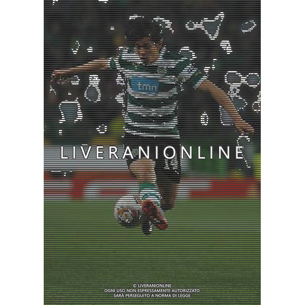 20120329: LISBON, PORTUGAL - Football - UEFA Europe League 2011/2012 - Quarter-finals, First leg: Sporting CP vs Metalist In picture: Sporting\'s Matias Fernandez, from Chile, controls the ball. PHOTO: Alvaro Isidoro/CITYFILES pilka nozna liga EUROPY EUROPEJSKA sezon 2011/2012 SPORTING LIZBONA vs METALIST CHARKOW CHARKOV FOT. CITYFILES/NEWSPIX.PL PORTUGAL,BRAZIL,SPAIN,GERMANY,FRANCE,UK OUT !!! --- Newspix.pl /ag. Aldo Liverani - ITALY ONLY *** Local Caption *** www.newspix.pl mail us: info@newspix.pl call us: 0048 022 23 22 222 --- Polish Picture Agency by Ringier Axel Springer Poland