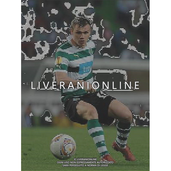 20120329: LISBON, PORTUGAL - Football - UEFA Europe League 2011/2012 - Quarter-finals, First leg: Sporting CP vs Metalist In picture: Sporting\'s Marat Izmailov, from Russia, looks the ball. PHOTO: Alvaro Isidoro/CITYFILES pilka nozna liga EUROPY EUROPEJSKA sezon 2011/2012 SPORTING LIZBONA vs METALIST CHARKOW CHARKOV FOT. CITYFILES/NEWSPIX.PL PORTUGAL,BRAZIL,SPAIN,GERMANY,FRANCE,UK OUT !!! --- Newspix.pl /ag. Aldo Liverani - ITALY ONLY *** Local Caption *** www.newspix.pl mail us: info@newspix.pl call us: 0048 022 23 22 222 --- Polish Picture Agency by Ringier Axel Springer Poland