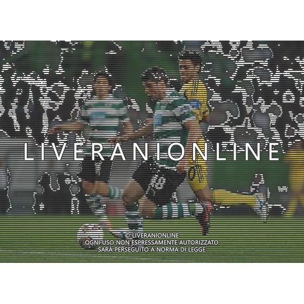 20120329: LISBON, PORTUGAL - Football - UEFA Europe League 2011/2012 - Quarter-finals, First leg: Sporting CP vs Metalist In picture: Sporting\'s Emiliano Insua, from Argentine, controls the ball. PHOTO: Alvaro Isidoro/CITYFILES pilka nozna liga EUROPY EUROPEJSKA sezon 2011/2012 SPORTING LIZBONA vs METALIST CHARKOW CHARKOV FOT. CITYFILES/NEWSPIX.PL PORTUGAL,BRAZIL,SPAIN,GERMANY,FRANCE,UK OUT !!! --- Newspix.pl /ag. Aldo Liverani - ITALY ONLY *** Local Caption *** www.newspix.pl mail us: info@newspix.pl call us: 0048 022 23 22 222 --- Polish Picture Agency by Ringier Axel Springer Poland