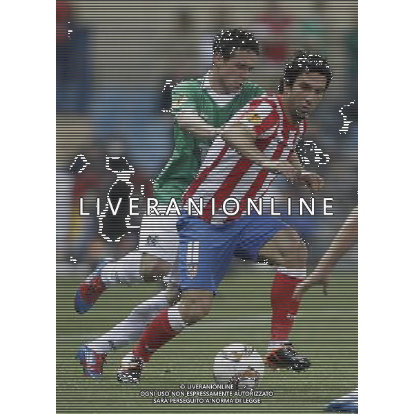 Atletico de Madrid\'s Arda Turan against Hannover 96\'s Manuel Schmiedebach during UEFA Europa League Match. March 29, 2012. (ALTERPHOTOS/Alvaro Hernandez) /AG ALDO LIVERANI SAS - ITALY ONLY