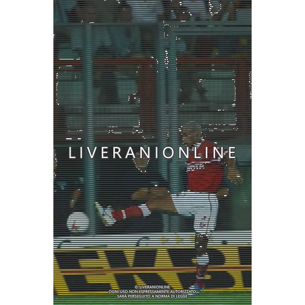 PERUGIA 12/08/2003 FINALE DI ANDATA INTERTOTO 2003 PERUGIA-WOLFSBURG NELLA FOTO:ZE MARIA EQUILIBRISTA LUNGO LA LINEA DI FONDO* FOTO 1905/ROBERTO SETTONCE/ALDO LIVERANI S.A.S.